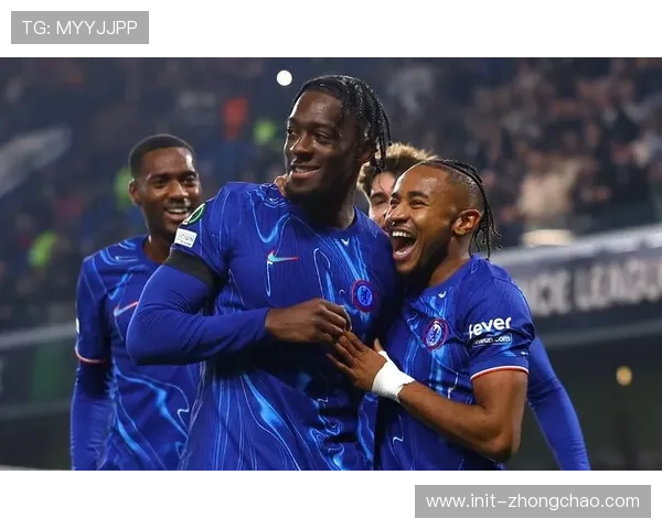 特写：切尔西恩佐进球后与队友相拥，阿根廷中场渐露锋芒