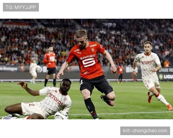 图卢兹门将神勇扑出布雷斯特前锋近在咫尺的射门 图卢兹门将神勇扑出布雷斯特前锋近在咫尺的射门